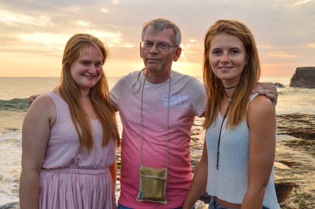 Samen met zijn dochters